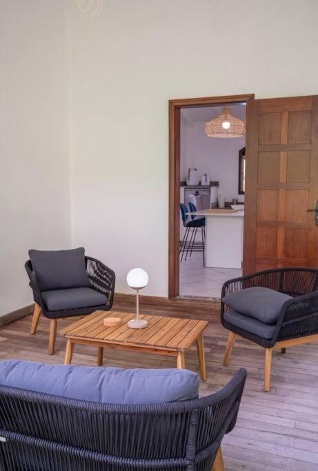 Spacieuse Villa Corossol Avec Piscine Et Jeux Exterieurs Ле-Гозье Экстерьер фото