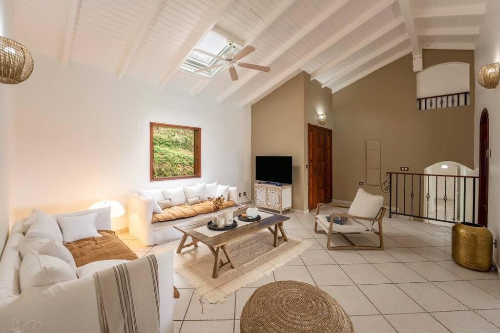 Spacieuse Villa Corossol Avec Piscine Et Jeux Exterieurs Ле-Гозье Экстерьер фото